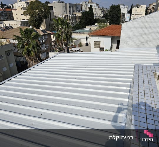 גג אלומיניום עם צל של יד על אריחים